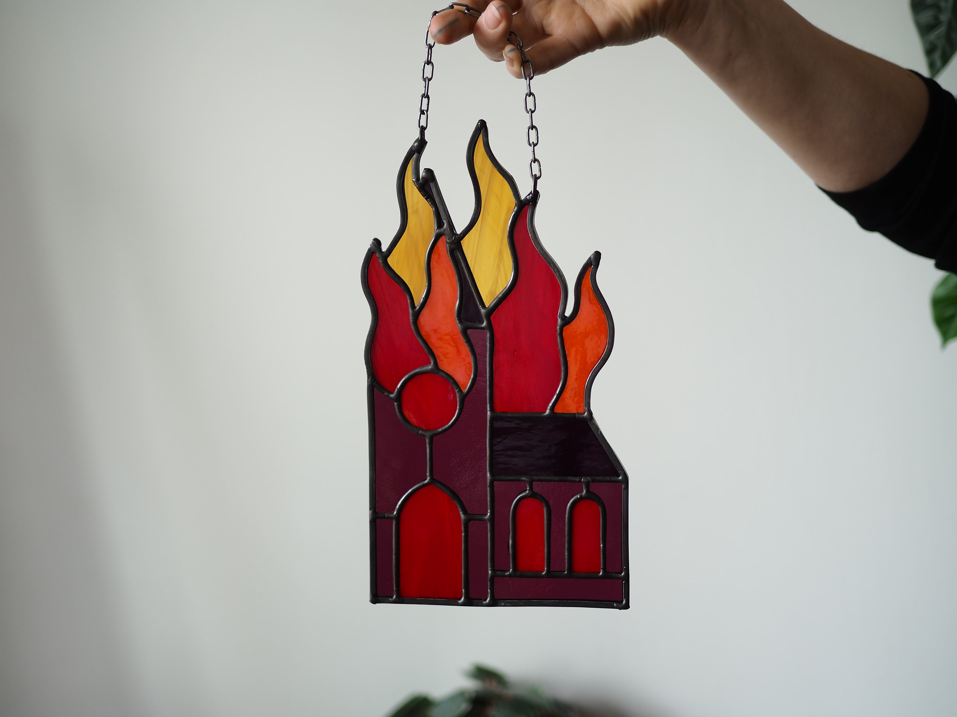 Brandende kerk paars glasraam