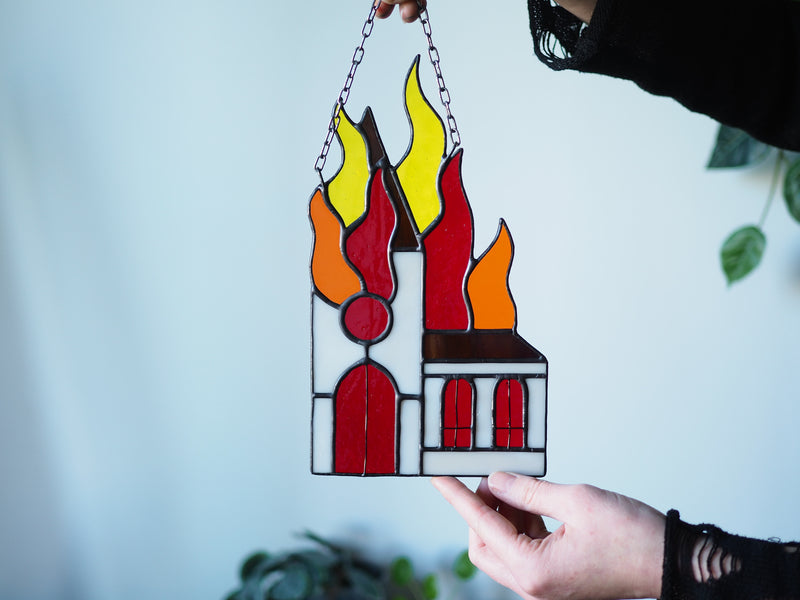 Brandende kerk wit glasraam