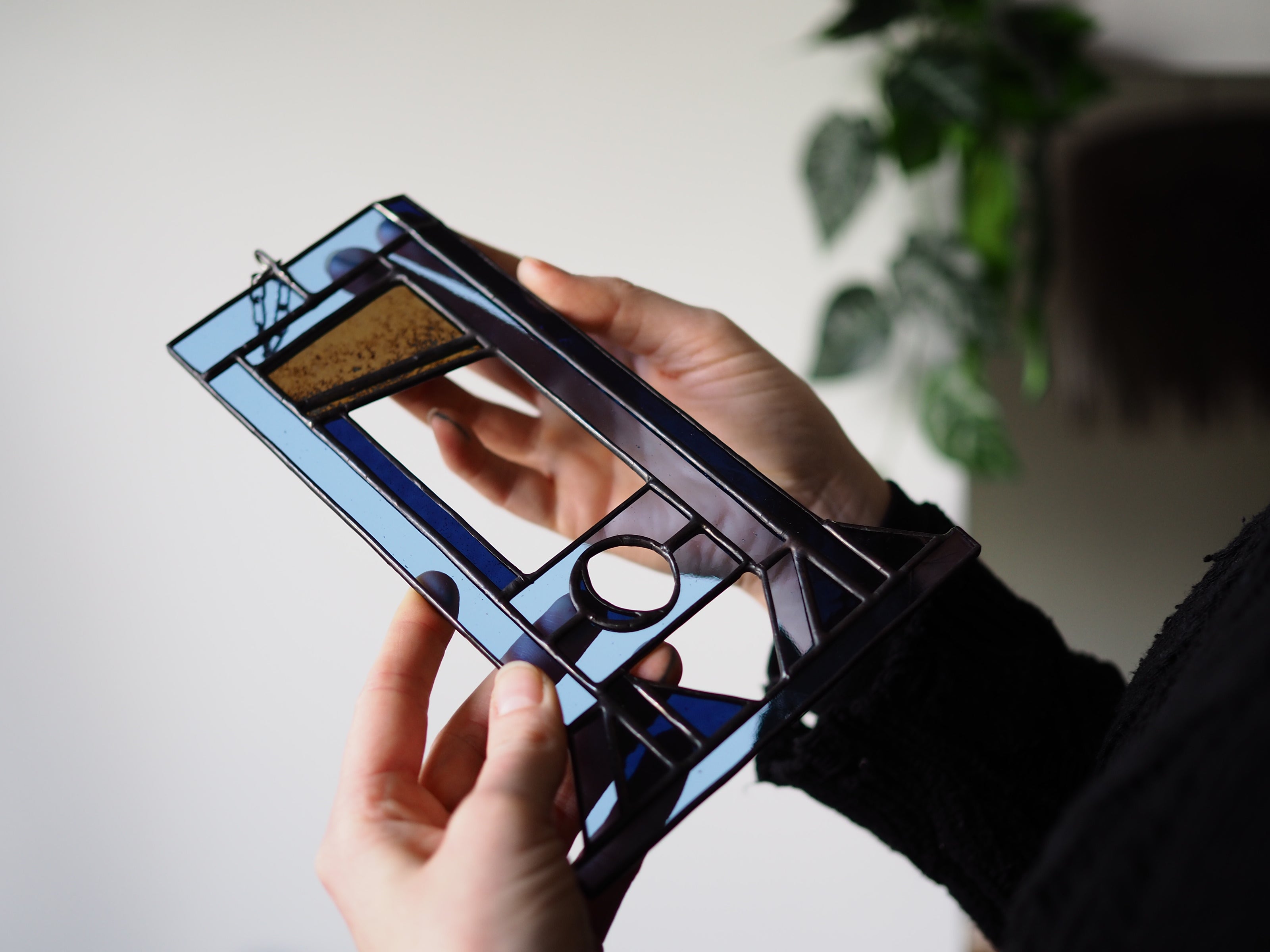 Guillotine 'Eat The Rich' blauw glasraam