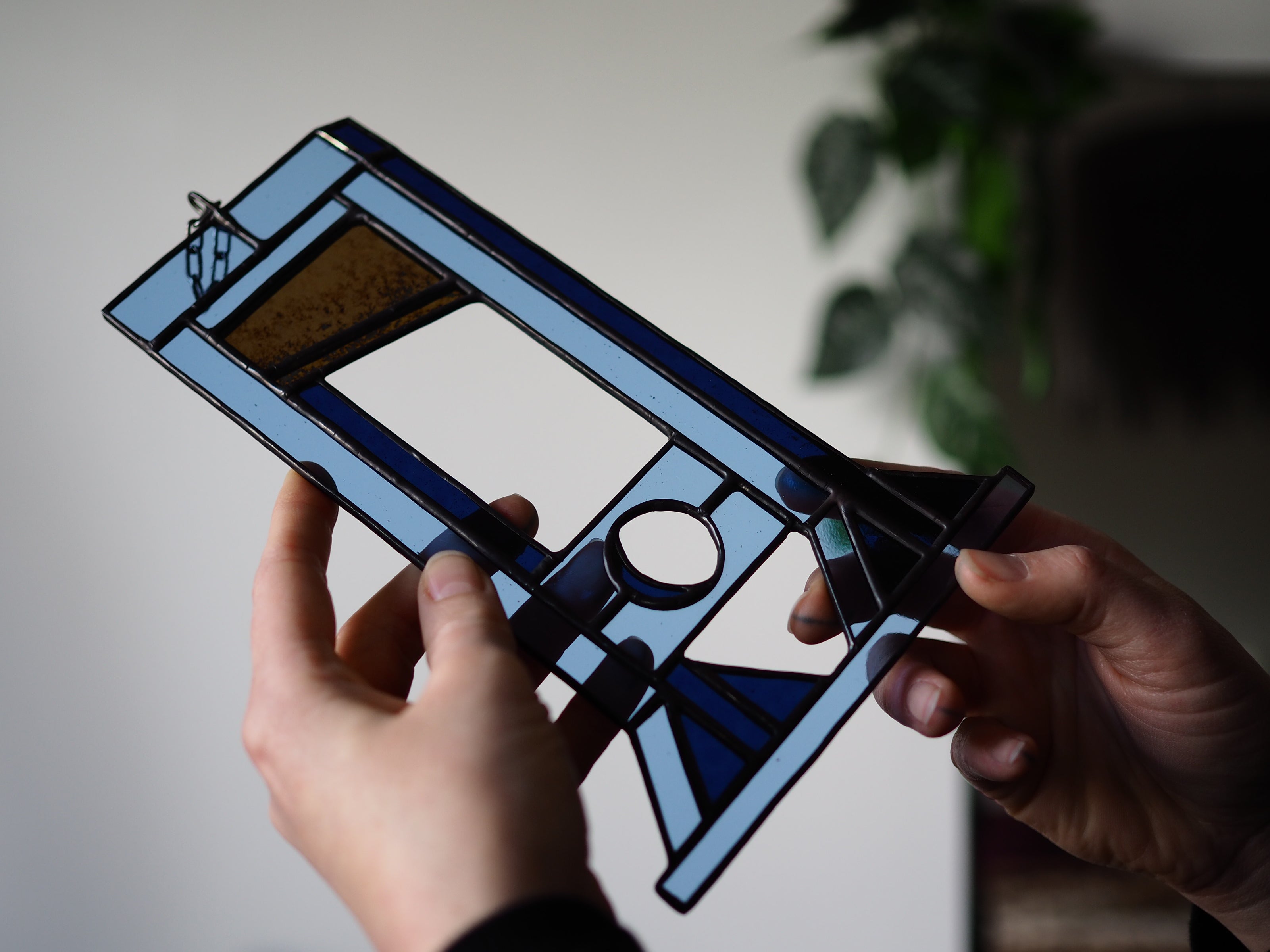 Guillotine 'Eat The Rich' blauw glasraam