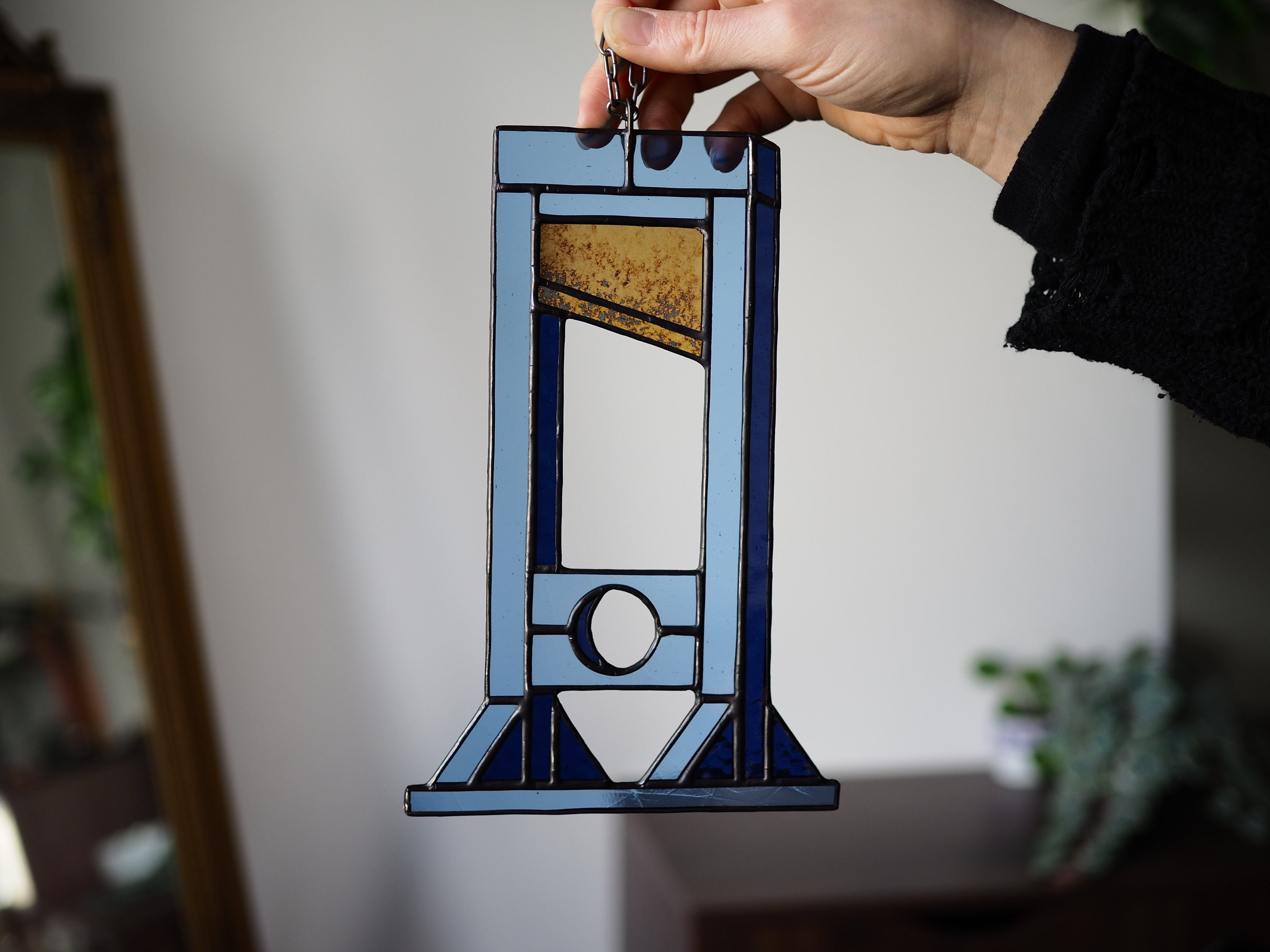 Guillotine 'Eat The Rich' blauw glasraam