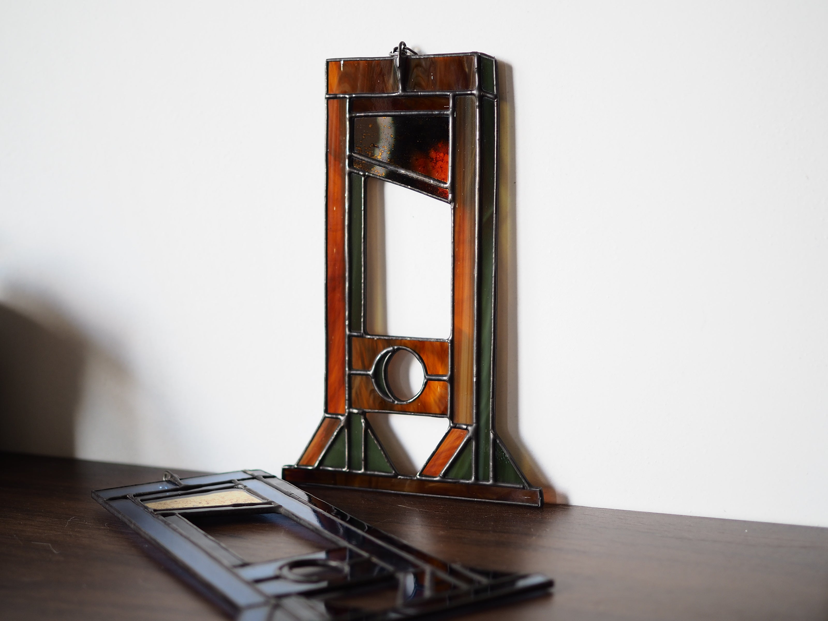 Guillotine 'Eat The Rich' bruin glasraam